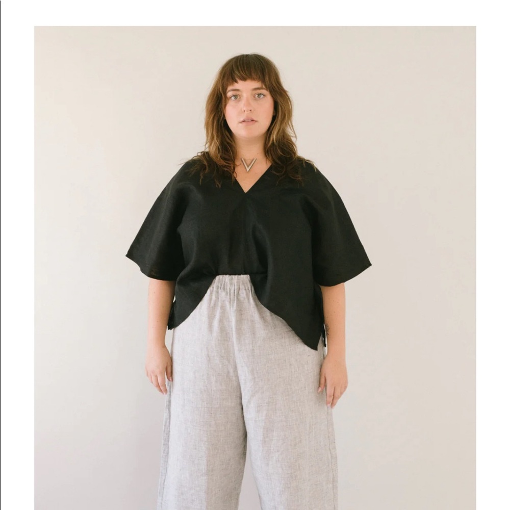 Nettle Studios “Perfect square top” Linen. Size 2xl. Color: black.